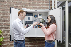 Duo probeert alleen van de zon te leven